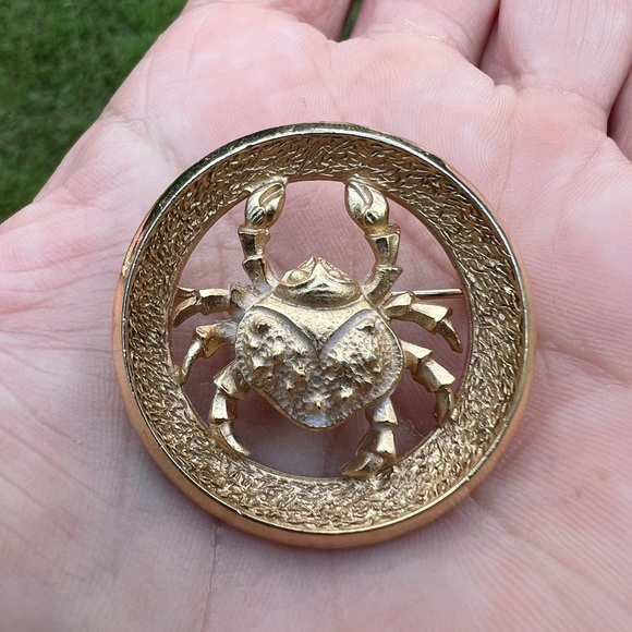 Vintage Crown Trifari 1969 Cancer Zodiac Brooch Gold-tone Astrology Crab - Picture 8 of 17